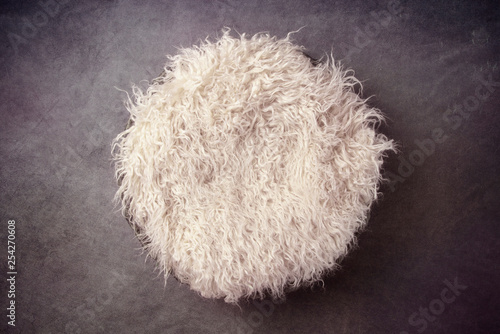 Fotografi Fur in a Basket and Vignetted Newborn Backdrop for Photographers with a Single L