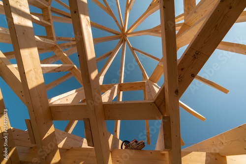 Holzbalken und Holzsparren lassen ein neues Dach erkennen