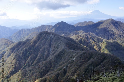 秋の丹沢山地と富士山