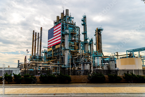 Foto Large American Flag affixed to oil refinery