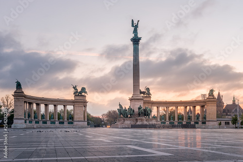 Canvas Print Heroes' Square - Budapest Hungary - Sunrise