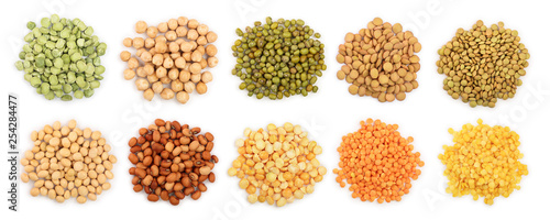 Foto mix legumes isolated on white background. Top view. Flat lay