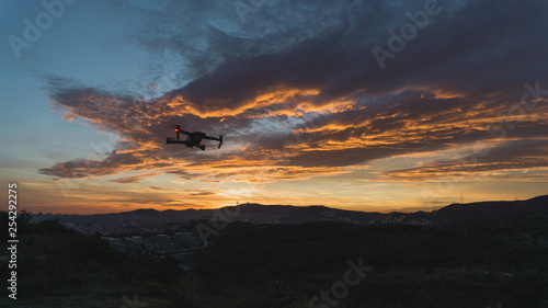 Silueta Drone volando en la montaña