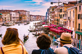 Familia de vacaciones en Venecia Italia, mirando al gran canal desde el puente  Rialto