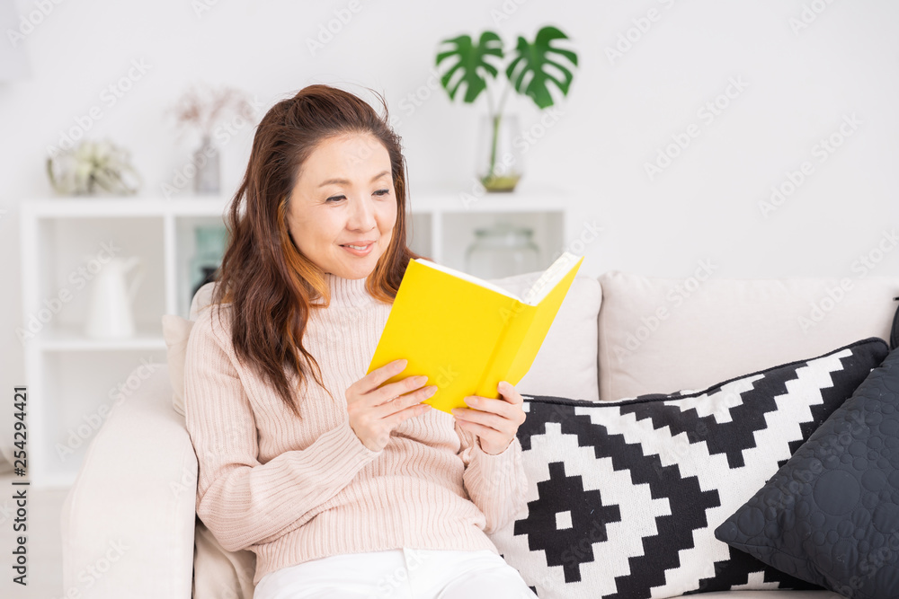 本を読むシニア女性