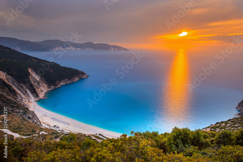 Słynna plaża Mirtos na wyspie Kefalonia w Grecji