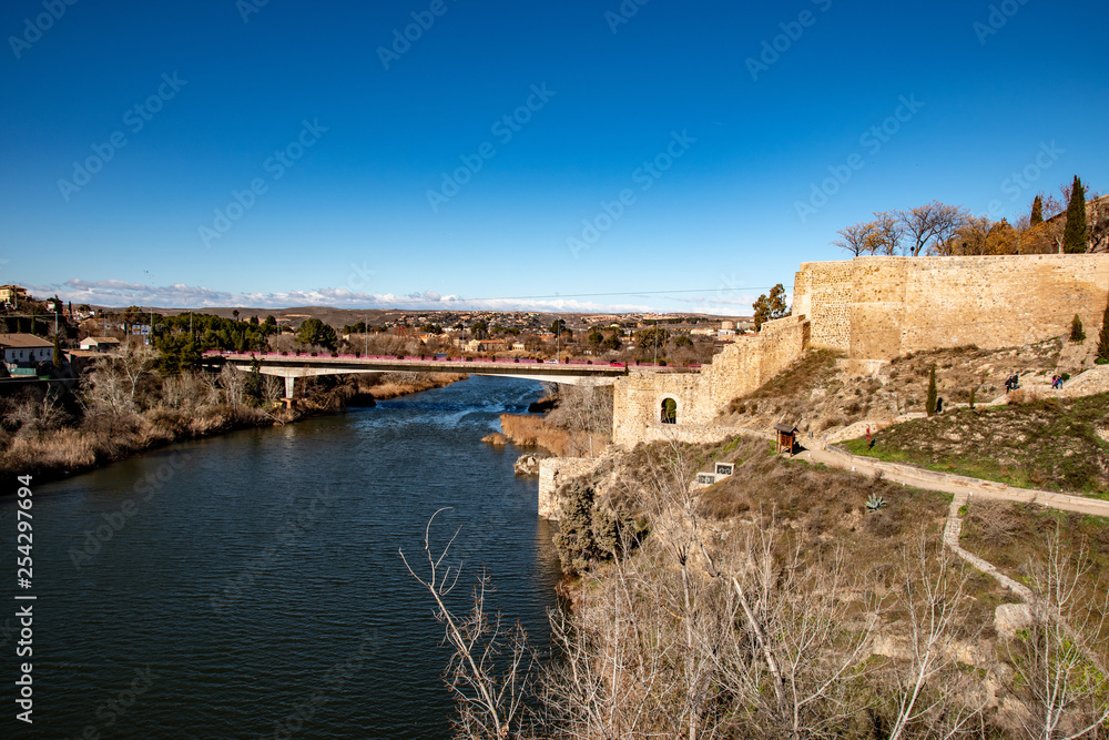 Rio Tejo e muralhas de Toledo, Espanha.