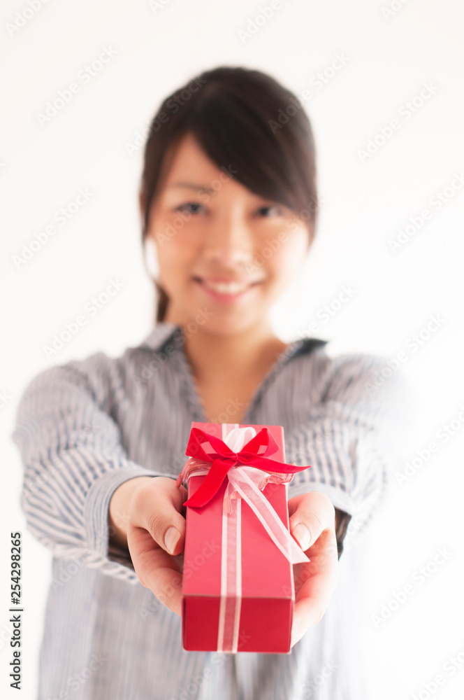 プレゼントを渡す女性の手元 プレゼントを渡す女性の手元