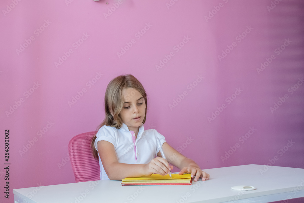 © Rogerio - Menina criança estudando caderno anotação