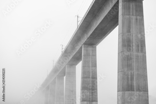 Fototapeta betonowy most z mgłą w czerni i bieli