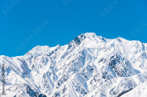 白馬村の雪山と青空の雪景色