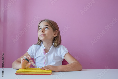 Menina criança estudando caderno anotação