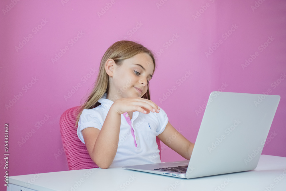 Menina criança computador laptop pesquisa e estudo Menina criança computador laptop pesquisa e estudo