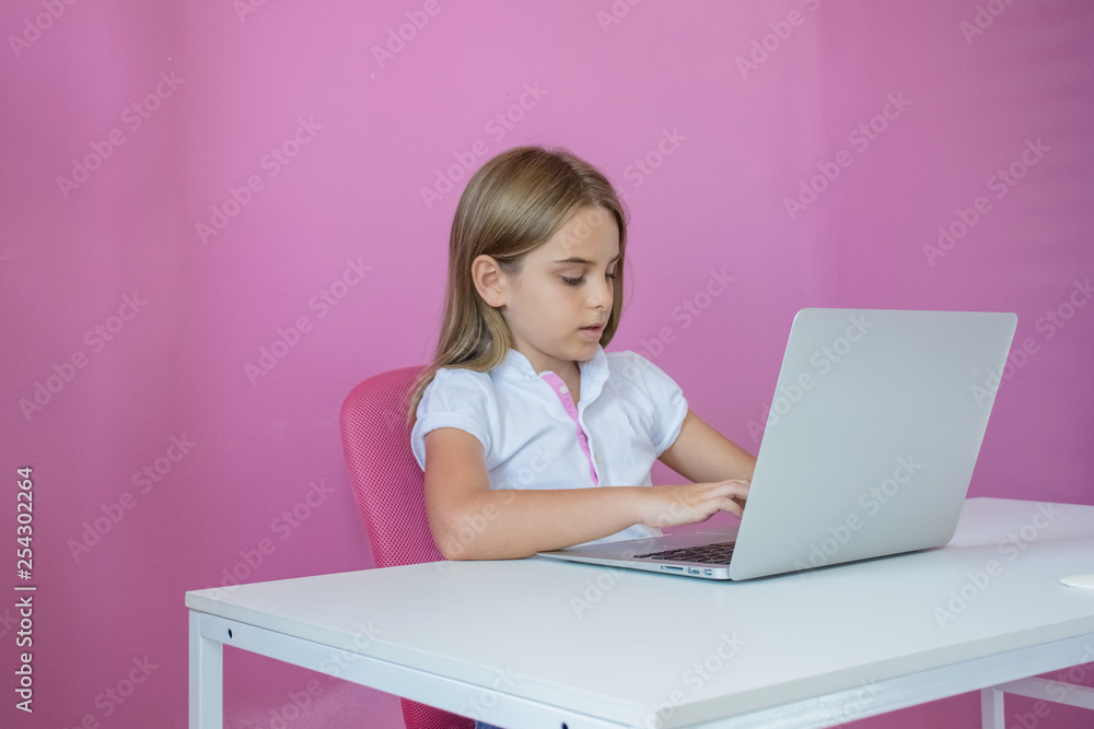 Menina criança computador laptop pesquisa e estudo Menina criança computador laptop pesquisa e estudo
