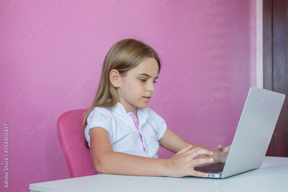 Menina criança computador laptop pesquisa e estudo Menina criança computador laptop pesquisa e estudo