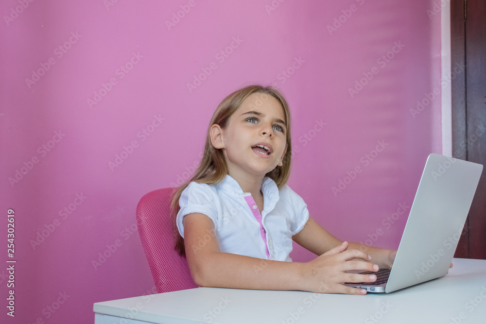 Menina criança computador laptop pesquisa e estudo Menina criança computador laptop pesquisa e estudo