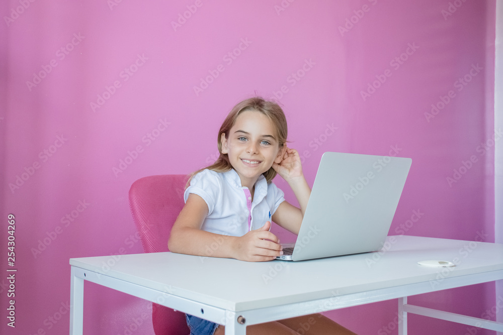 Menina criança computador laptop pesquisa e estudo Menina criança computador laptop pesquisa e estudo