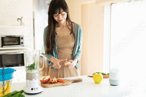 スムージーを作る女性 photo