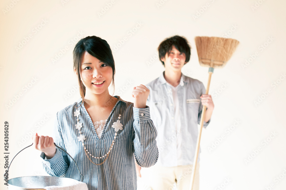 掃除用具を持ちガッツポーズをするカップル Stock Photo Adobe Stock