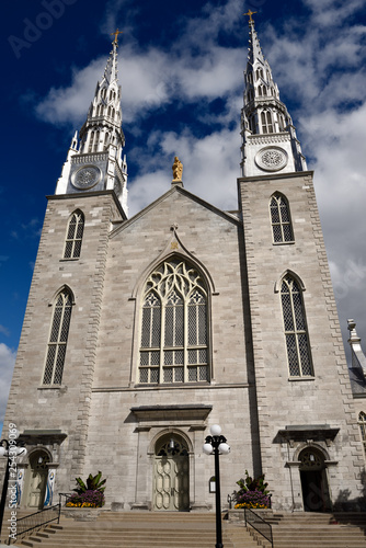 Fotografía Front of Notre Dame Roman Catholic Cathedral Basilica in Ottawa with twin tin sp