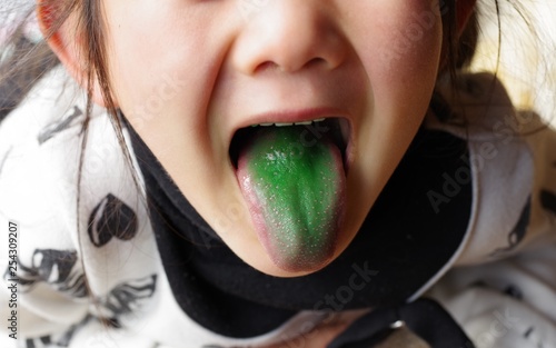 緑に変色した女の子の舌 Stock Photo Adobe Stock 緑に変色した女の子の舌 Stock Photo Adobe Stock