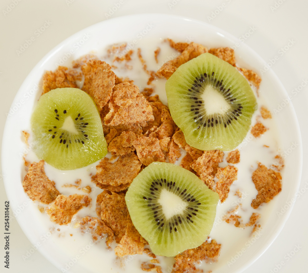 desayuno Saludable Cereal Con leche & Frutas Kiwi Stock Photo | Adobe Stock