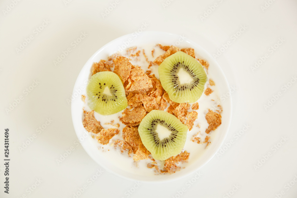 desayuno Saludable Cereal con leche y Kiwi Stock-Foto | Adobe Stock