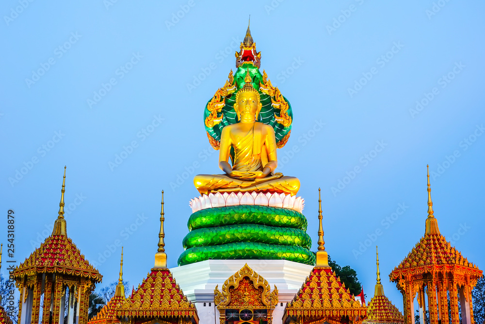 Obraz premium Golden Buddha Thailand.Big posąg Buddy w publicznej świątyni w nocy.