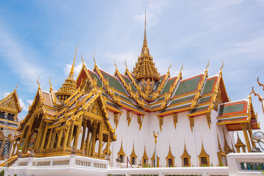 Fototapeta premium Phra Kaew Temple and the Royal Palace of Thailand