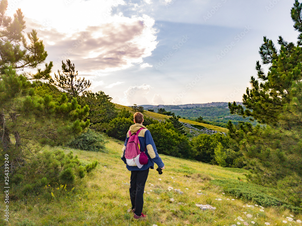Naklejka premium professional photographer trying to chase nature