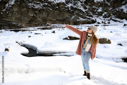 Beautiful woman at snowy re...