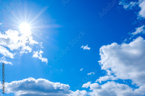 【写真素材】 青空 空 雲 冬の空 背景 背景素材 1月 コピースペース 太陽