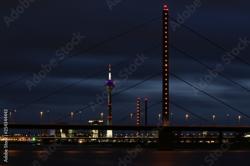 Brücke bei Nacht
