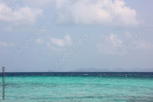 Fototapeta Naklejka Na Ścianę i Meble -  beautiful blue sea with blue sky white cloud background,  the sea nature at Chonburi Thailand. with copy space