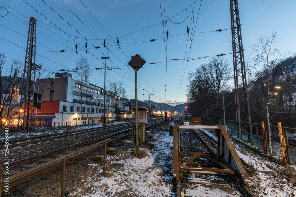 Bahnschienen mit Abstellgleis Bahnschienen mit Abstellgleis