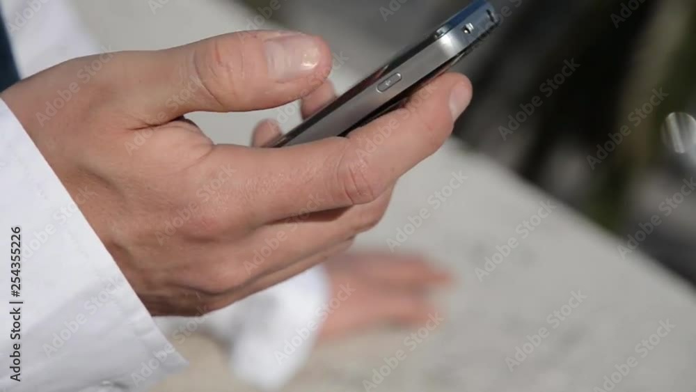giovane uomo invia un messaggio dal proprio telefonino giovane uomo invia un messaggio dal proprio telefonino