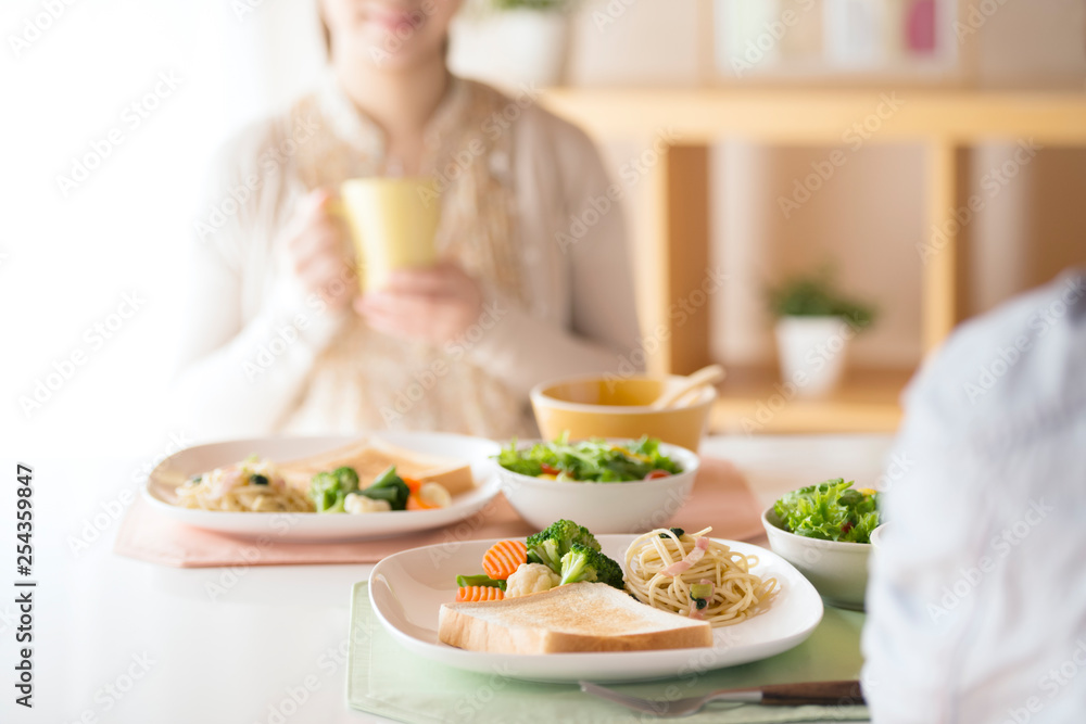 カップルの朝食風景 カップルの朝食風景