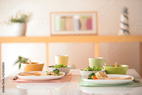 Wallpaper Mural 朝食の用意がされたテーブル Torontodigital.ca