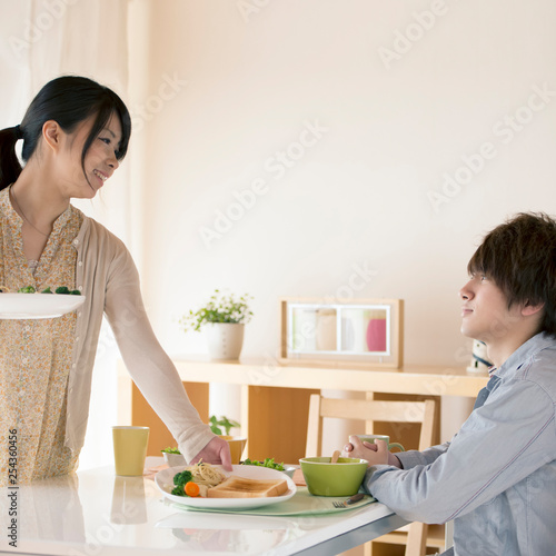 カップルの朝食風景