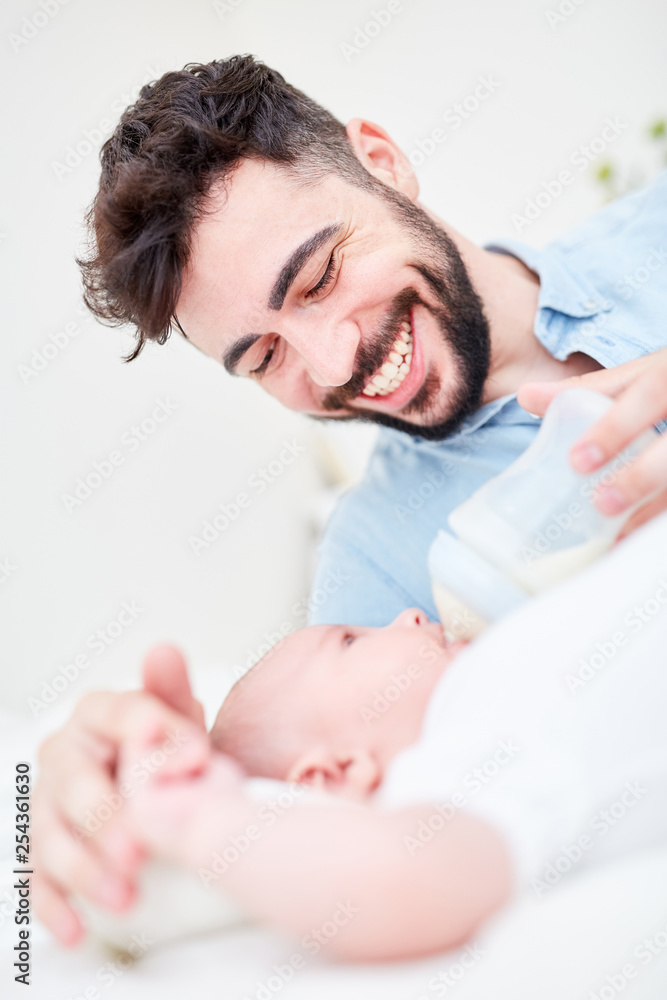 Glücklicher Vater füttert sein Baby mit Milch Glücklicher Vater füttert sein Baby mit Milch