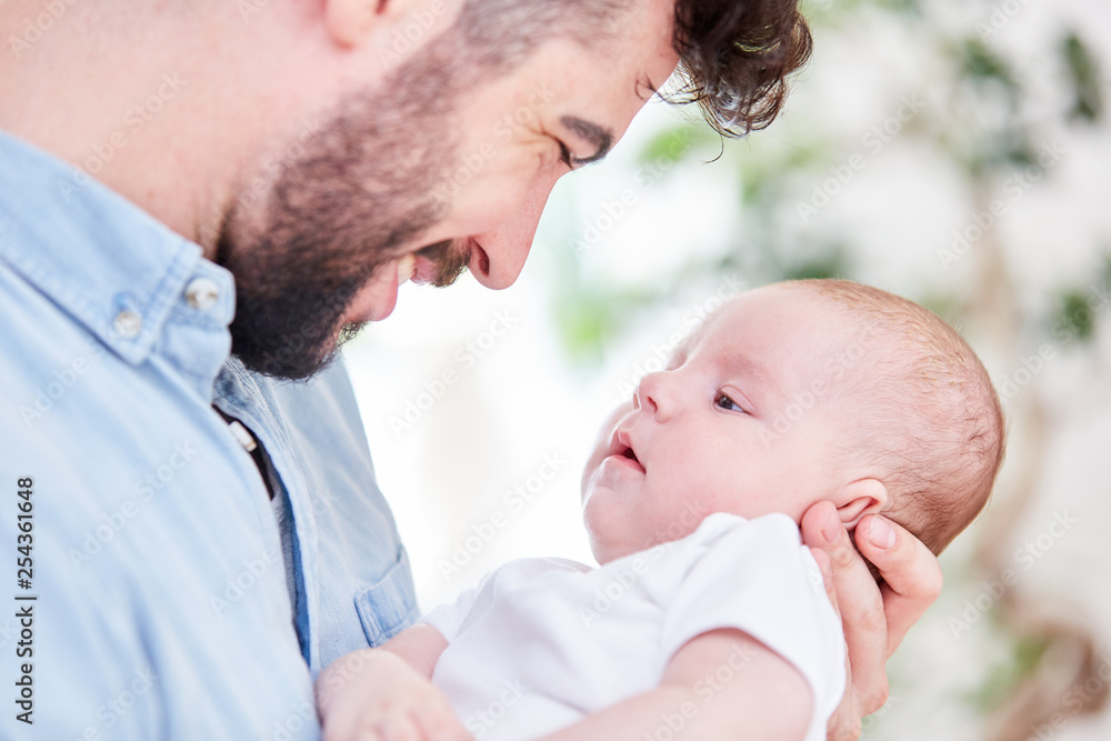 Vater schaut glücklich auf sein Baby Vater schaut glücklich auf sein Baby