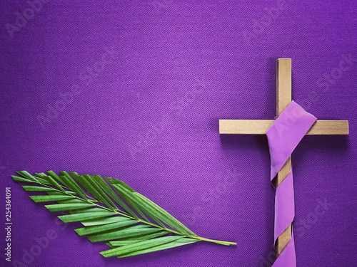 Bilde på lerret Good Friday, Lent Season and Holy Week concept - A religious cross and palm leaves on purple background