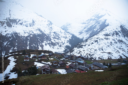 Bergdorf in der Schweiz. Frühling in den Alpen