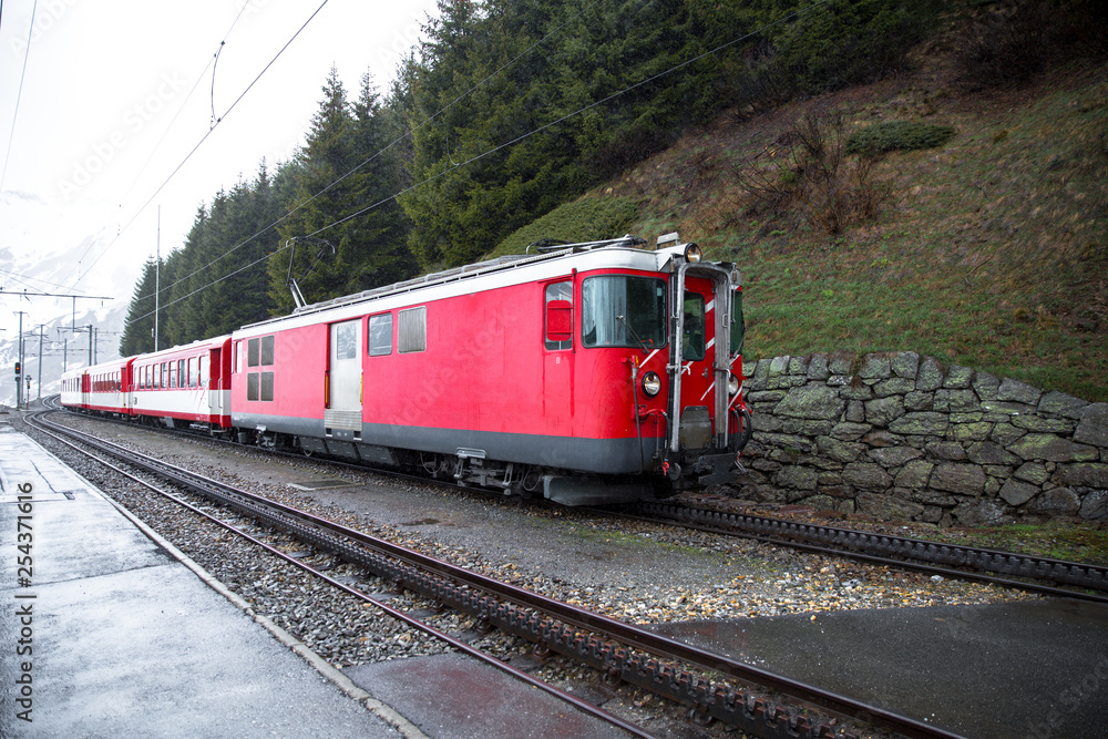 Fototapeta premium Zug im Bahnhof