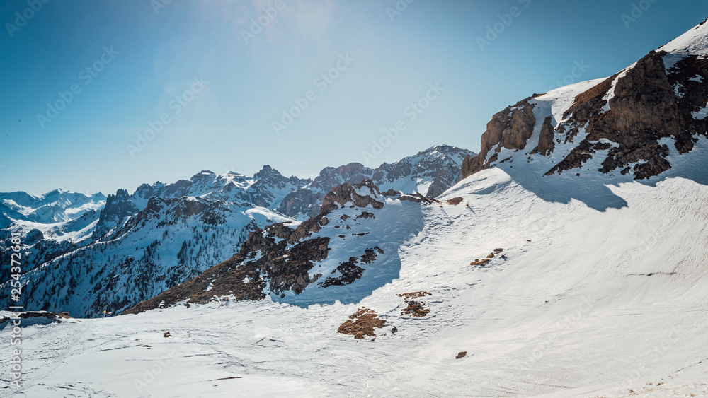 Photo prise dans les hautes-alpes, en France lors d'une journée bien ensoleillée.