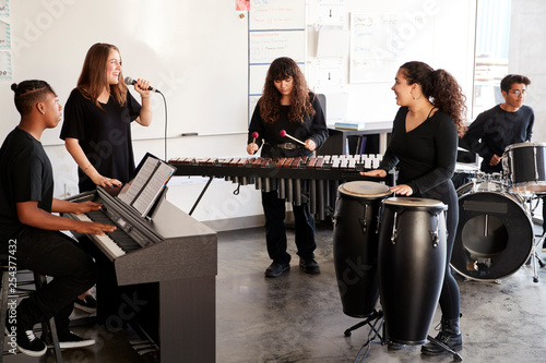 Φωτογραφία Students At Performing Arts School Playing In Band At Rehearsal