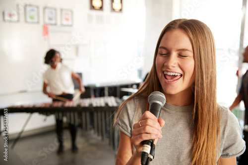 Canvas-taulu Students At Performing Arts School Playing In Band At Rehearsal