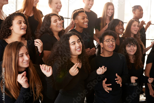 Valokuva Male And Female Students Singing In Choir At Performing Arts School