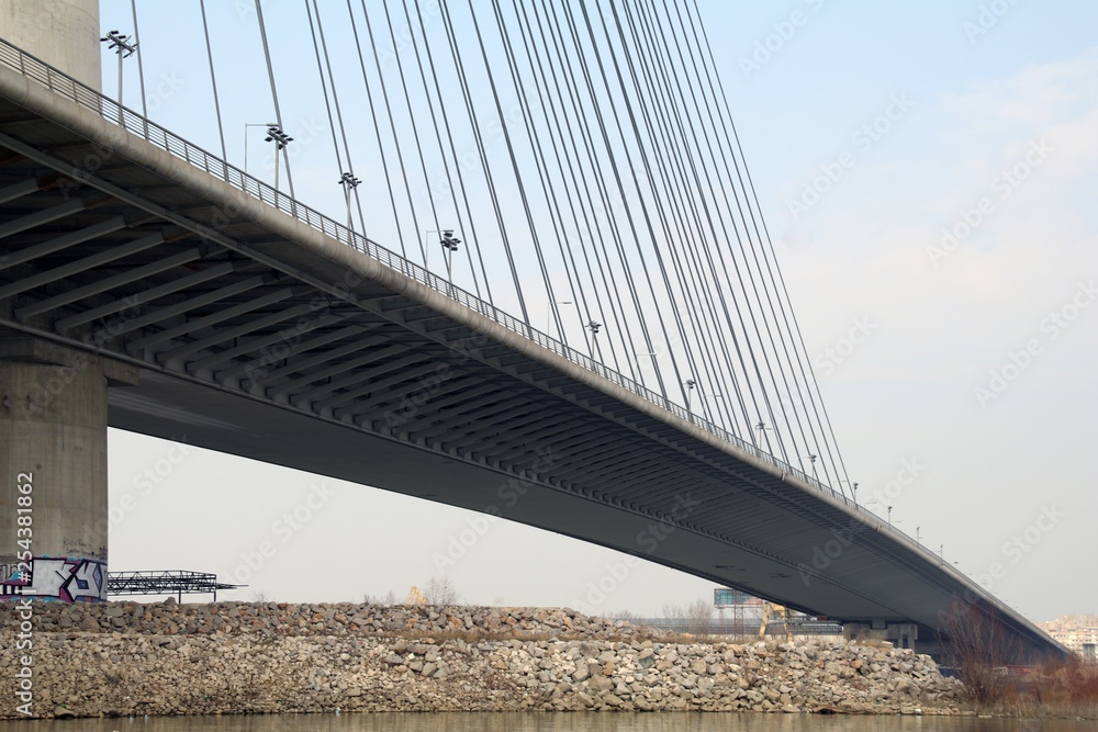 Obraz premium Tower Bridge w Ada Belgrad. Kable na wieży zapewniają konstrukcję mostową. Wysoki pylon.
