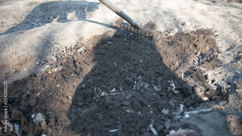Wallpaper Mural Man rakes the ground Torontodigital.ca